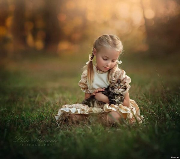 Девушка на природе с ребенком