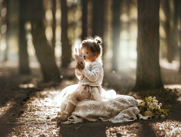 Девушка на природе с ребенком