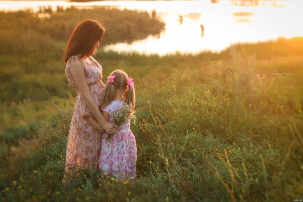 Девушка на природе с ребенком