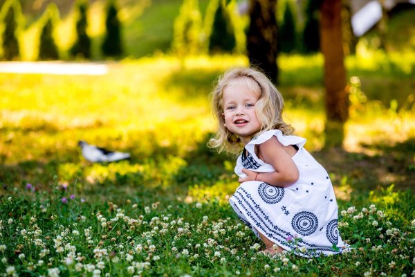 Девушка на природе с ребенком