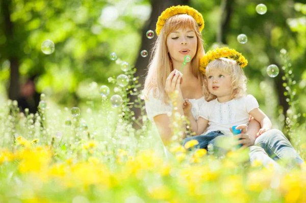 Девушка на природе с ребенком