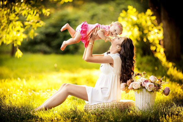 Девушка на природе с ребенком