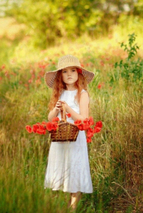 Девушка на природе с ребенком