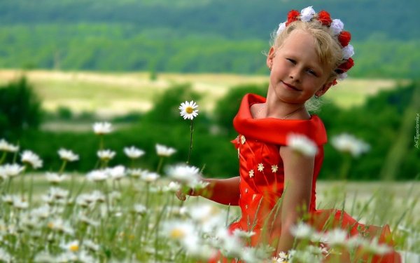 Девушка на природе с ребенком