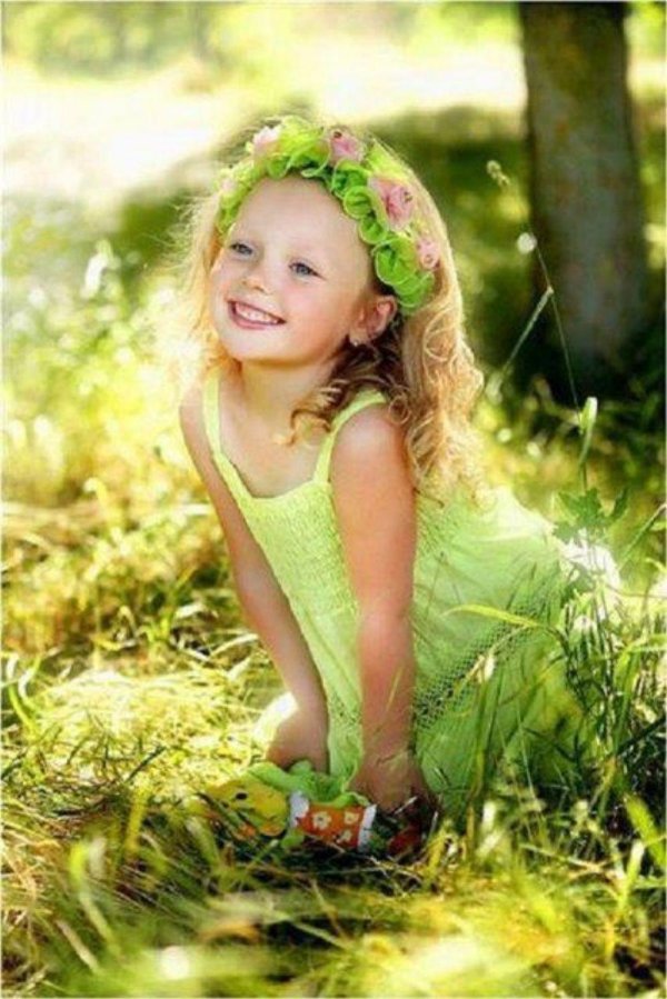 Девушка на природе с ребенком