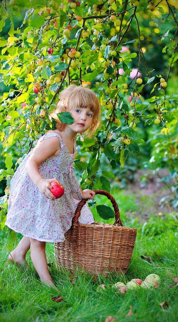 Девушка на природе с ребенком