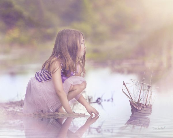 Девушка на природе с ребенком