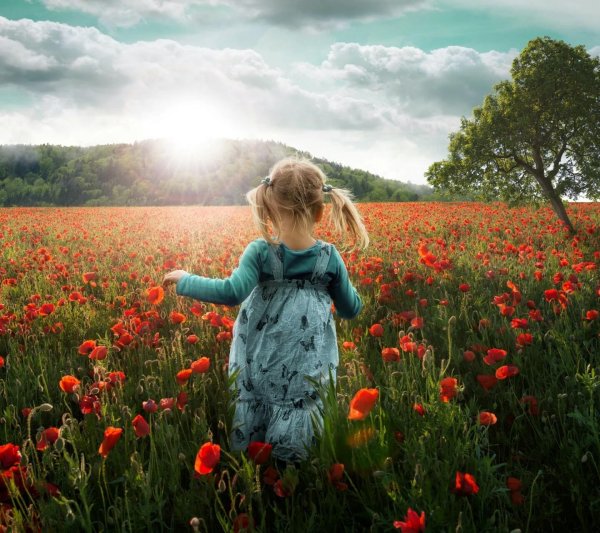 Девушка на природе с ребенком