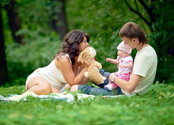 Девушка на природе с ребенком