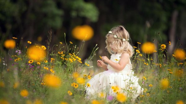 Девушка на природе с ребенком