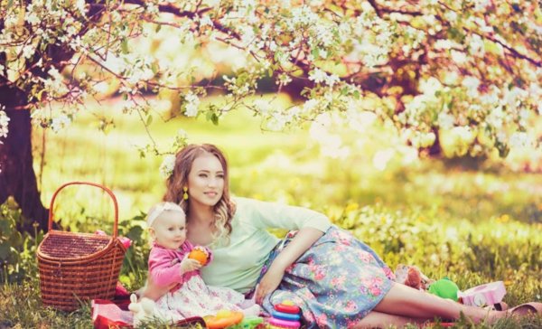 Девушка на природе с ребенком