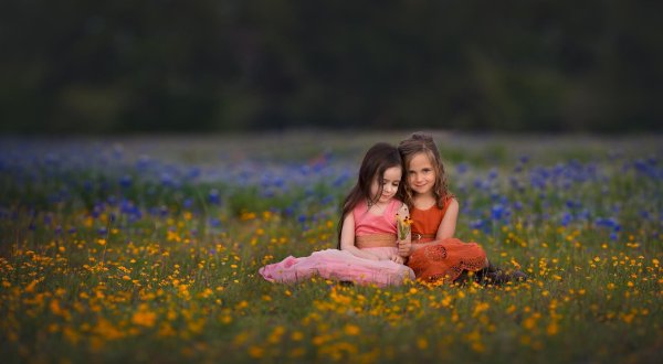 Девушка на природе с ребенком