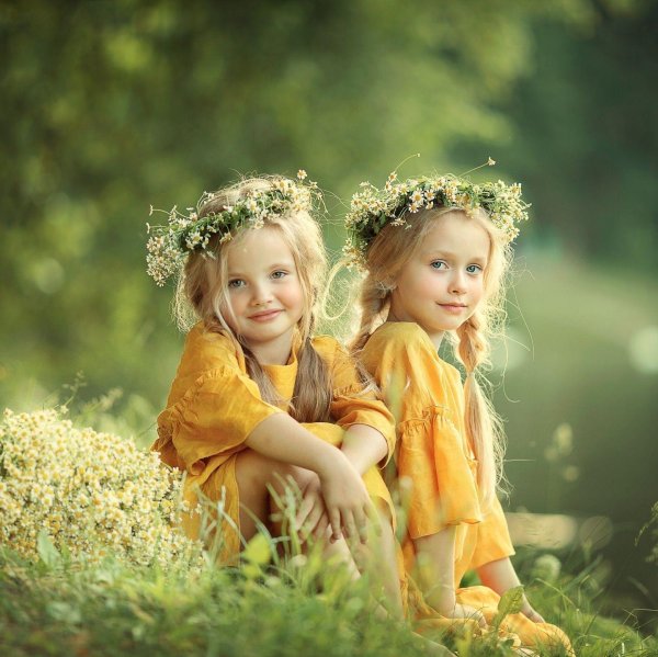 Девушка на природе с ребенком