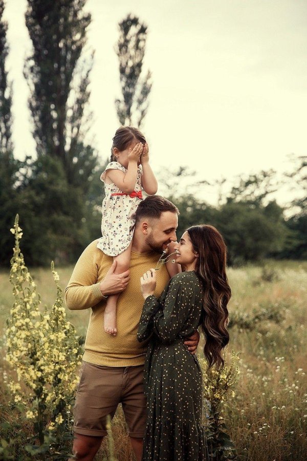 Девушка на природе с ребенком