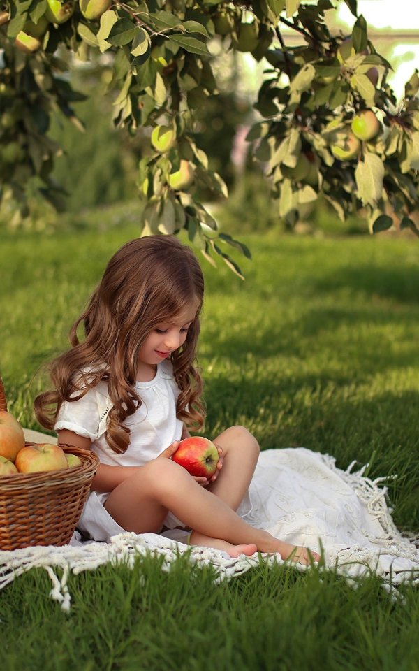 Девушка на природе с ребенком