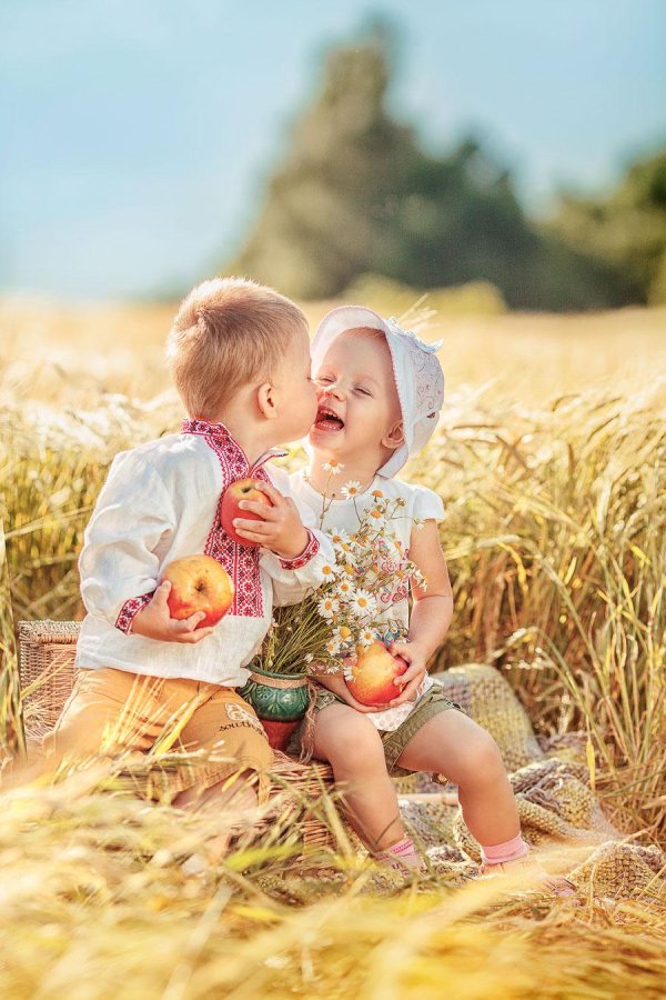 Девушка на природе с ребенком