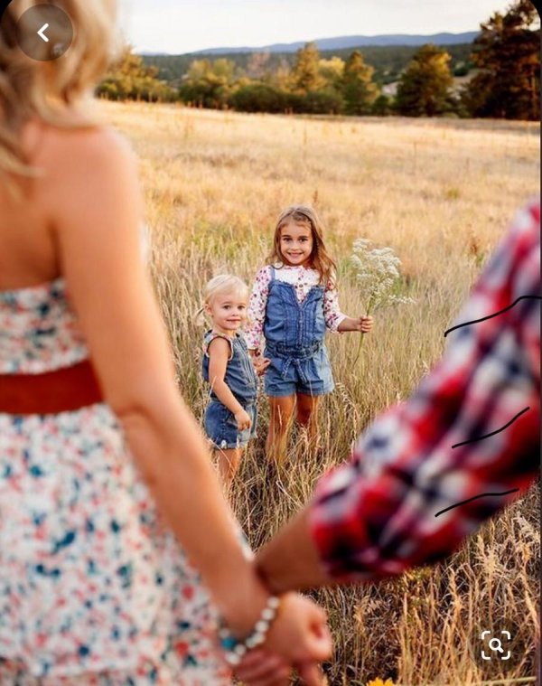 Девушка на природе с ребенком