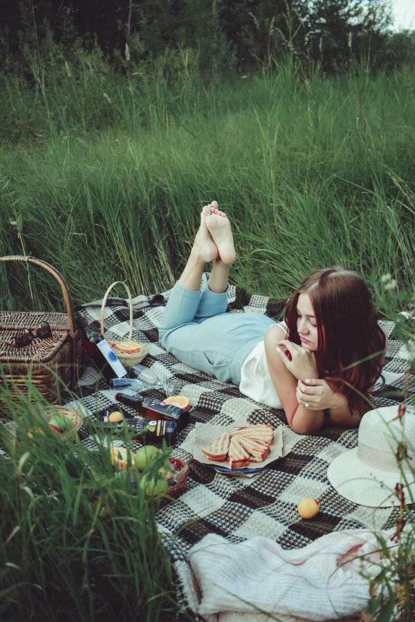 Девушка на природе с ребенком