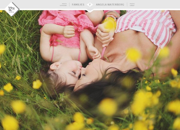 Девушка на природе с ребенком