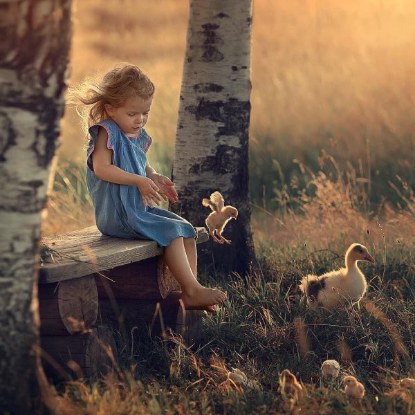 Девушка на природе с ребенком