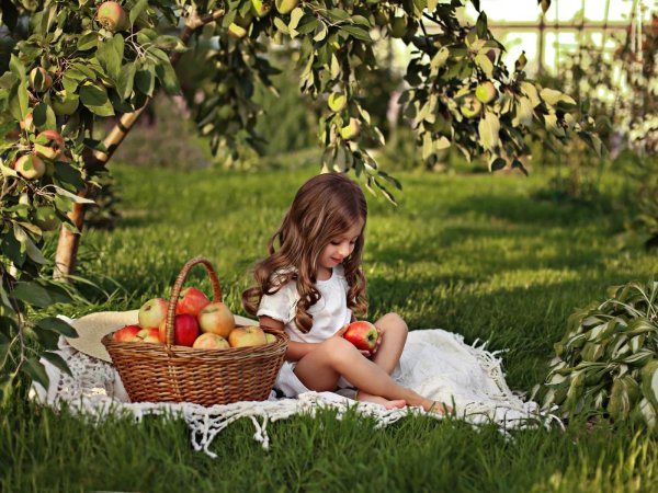 Девушка на природе с ребенком