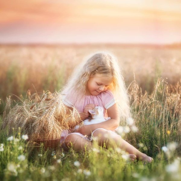 Девушка на природе с ребенком