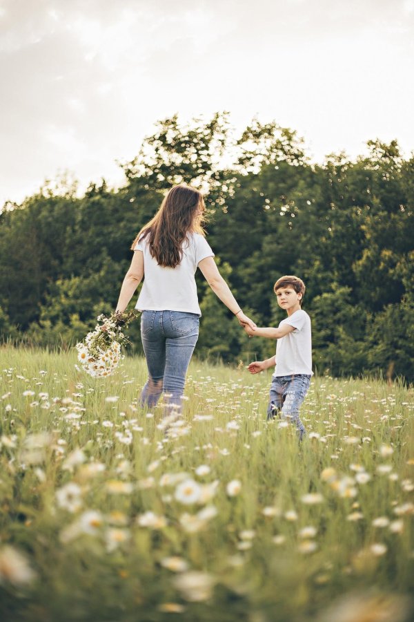 Девушка на природе с ребенком