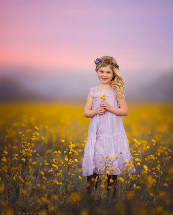 Девушка на природе с ребенком