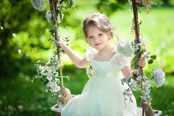 Девушка на природе с ребенком