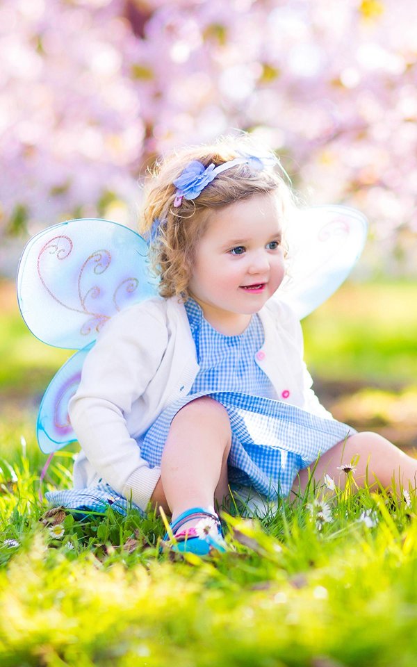 Девушка на природе с ребенком