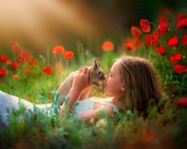 Девушка на природе с ребенком