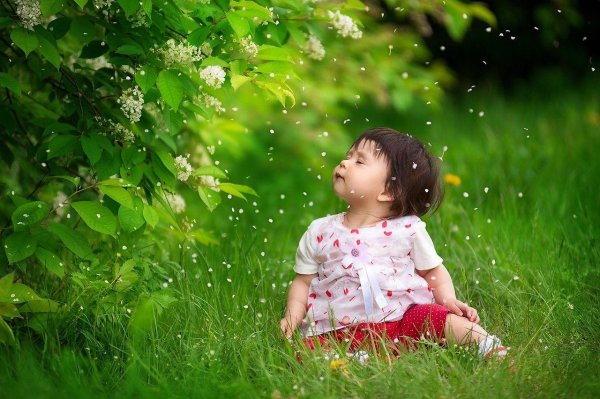 Девушка на природе с ребенком