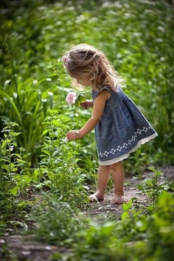 Девушка на природе с ребенком