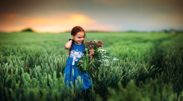 Девушка на природе с ребенком