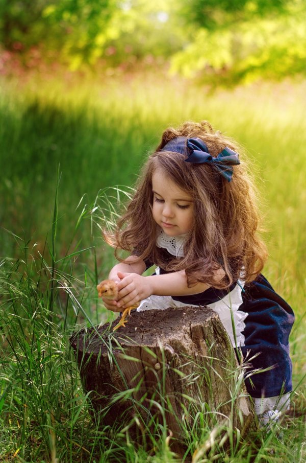 Девушка на природе с ребенком