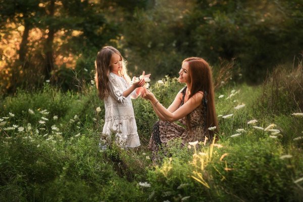 Девушка на природе с ребенком