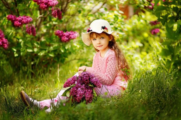 Девушка на природе с ребенком