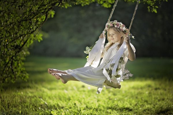 Девушка на природе с ребенком