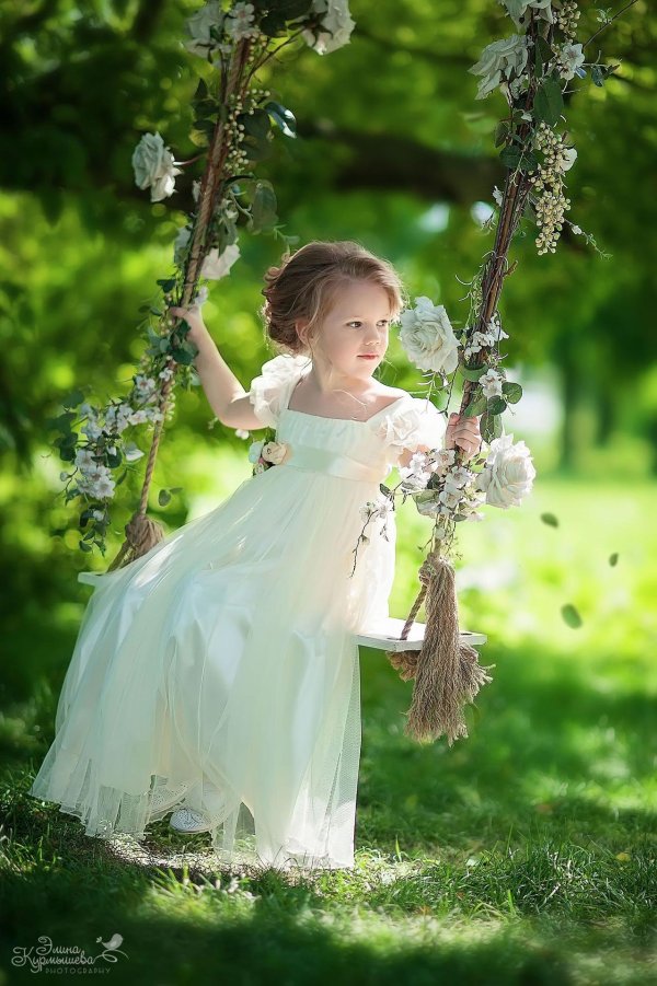 Девушка на природе с ребенком