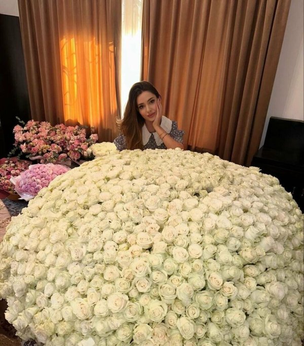 Большой букет и девушка роз