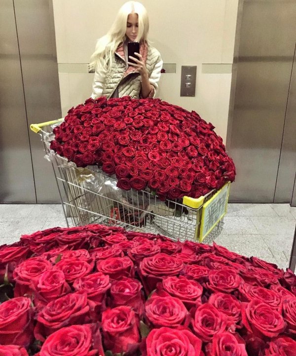 Большой букет и девушка роз