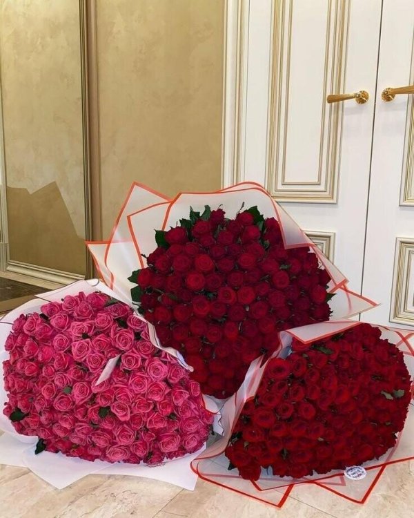 Большой букет и девушка роз