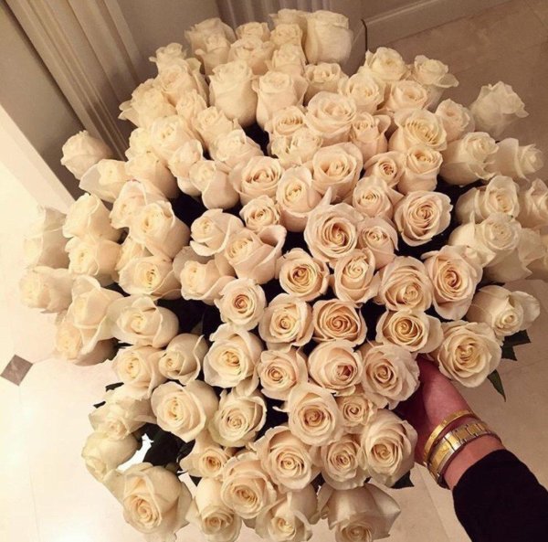 Большой букет и девушка роз