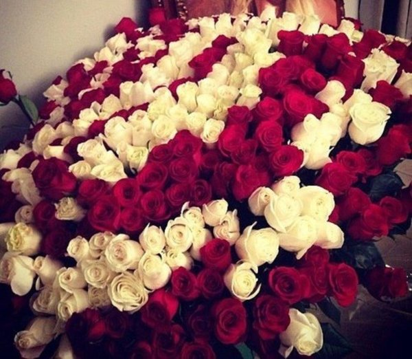 Большой букет и девушка роз