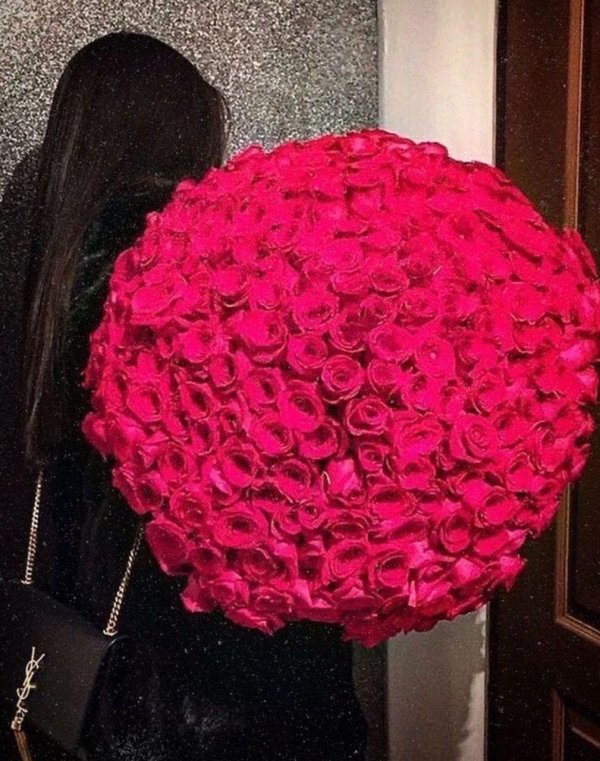 Большой букет и девушка роз