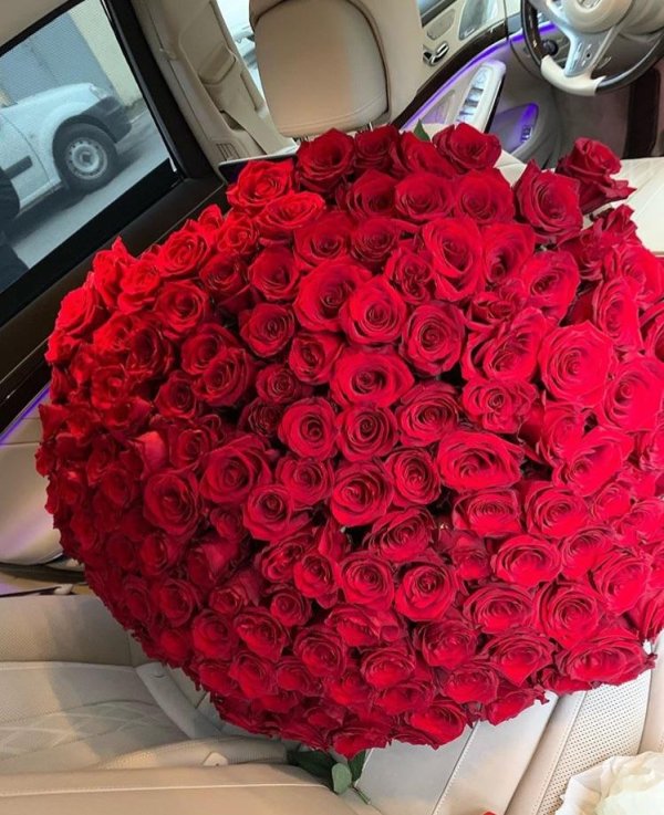 Большой букет и девушка роз