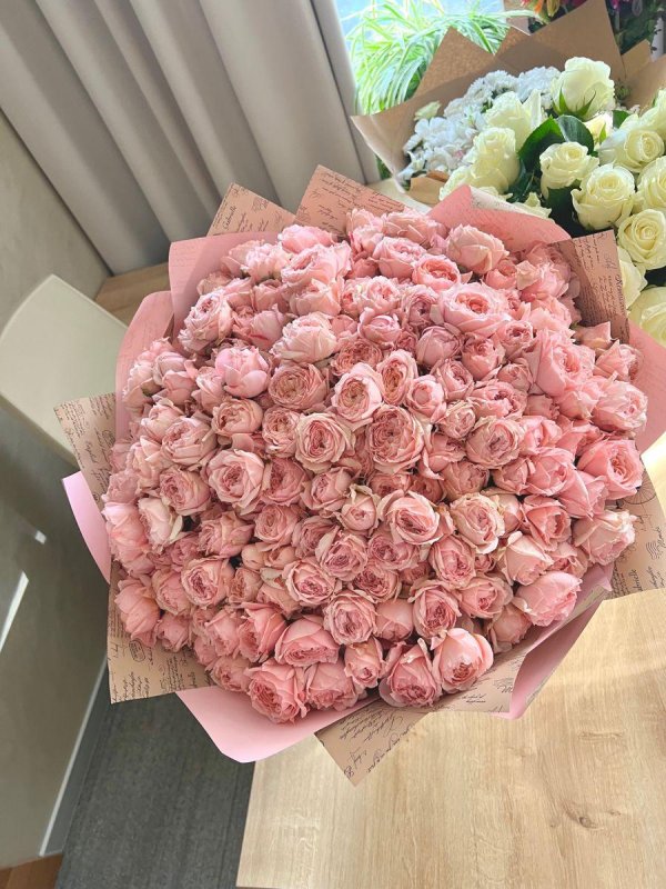 Большой букет и девушка роз