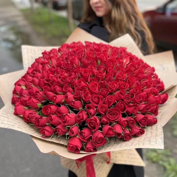 Большой букет и девушка роз