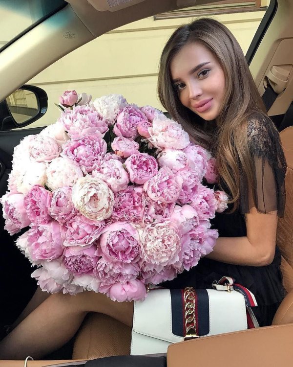 Большой букет и девушка роз