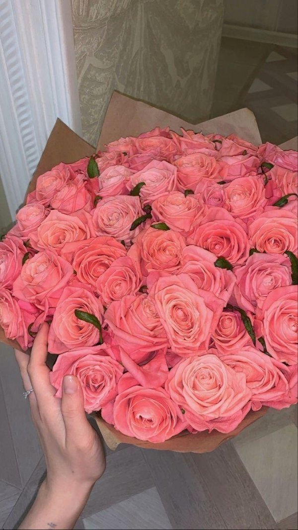 Большой букет и девушка роз